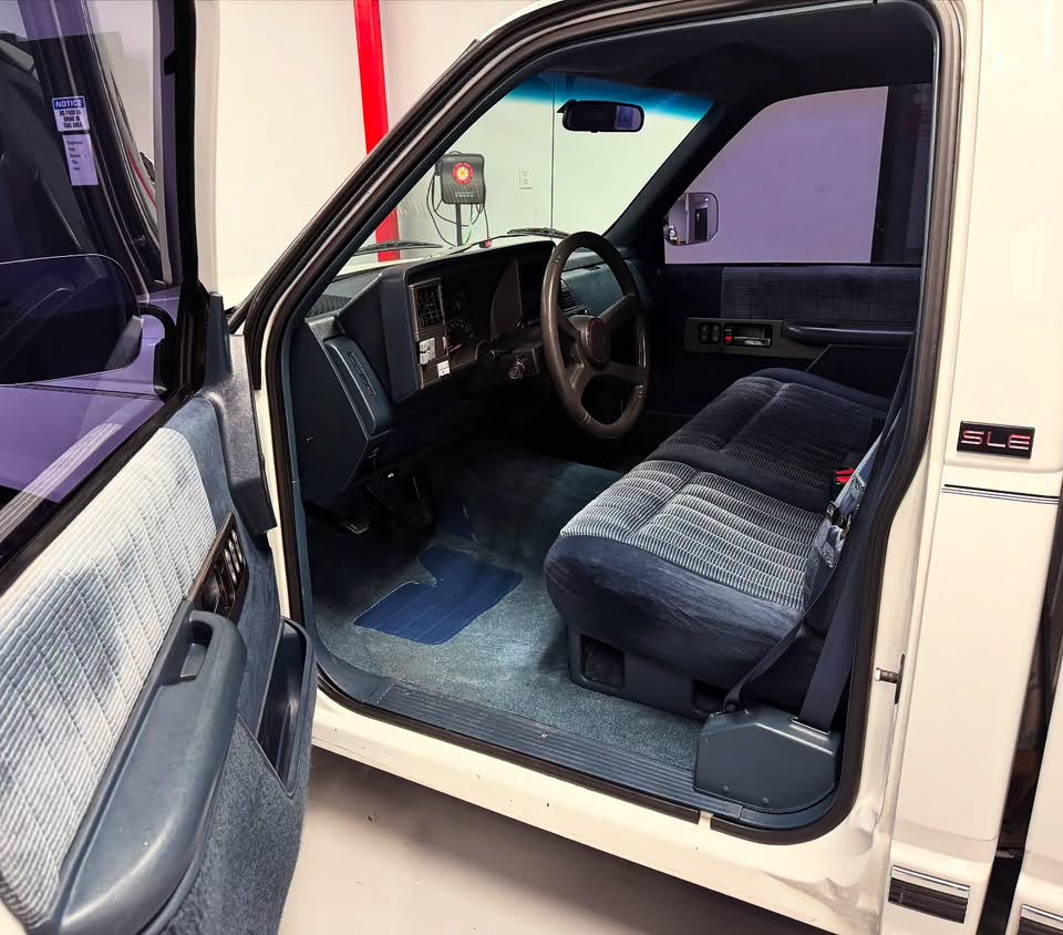 FOR SALE!! 1994 Silverado Price:$7,600 Down payment:$650 Clean Texas title - Image 4
