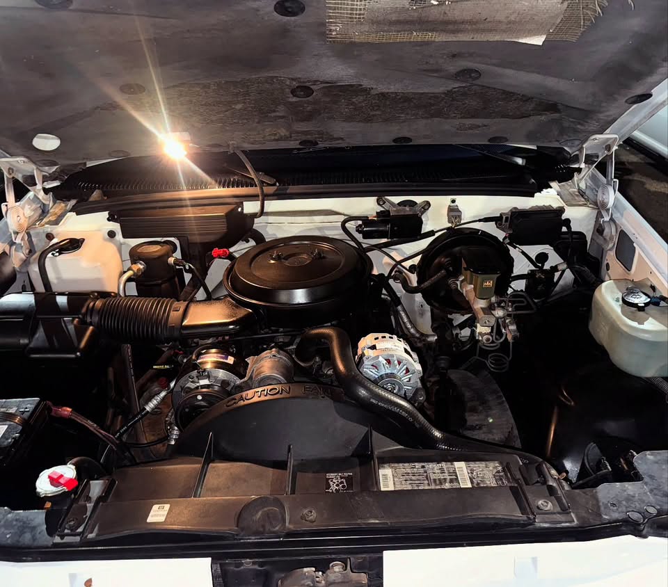 FOR SALE!! 1994 Silverado Price:$7,600 Down payment:$650 Clean Texas title - Image 7