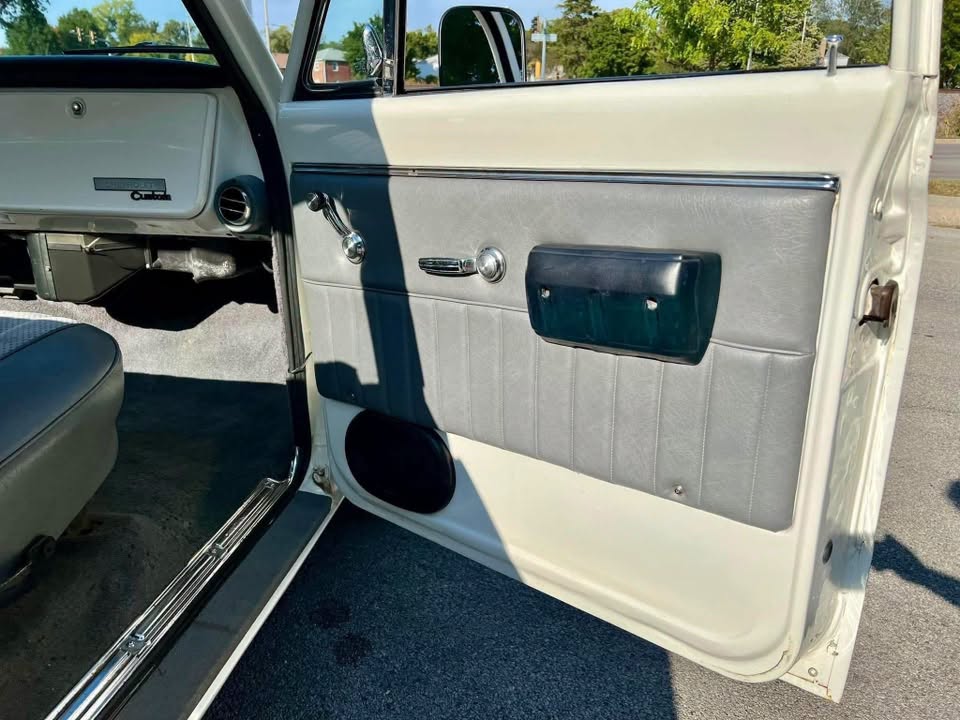 Selling a beautiful 1970 Chevy C10 true short bed pick - Image 16
