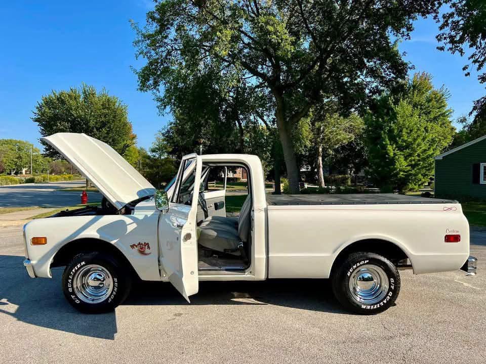 Selling a beautiful 1970 Chevy C10 true short bed pick - Image 4