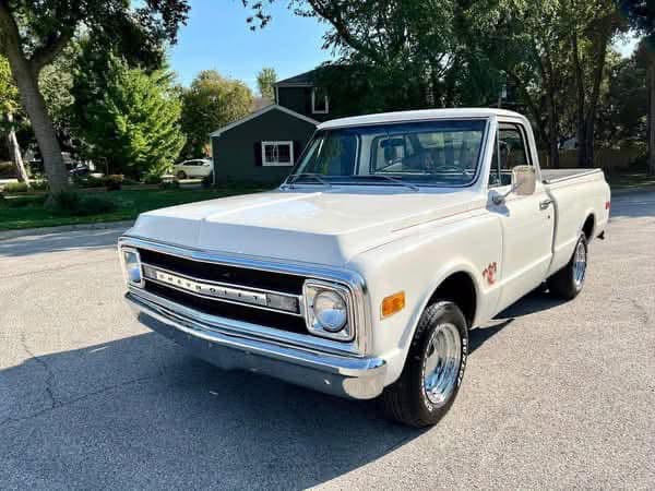Selling a beautiful 1970 Chevy C10 true short bed pick - Image 5