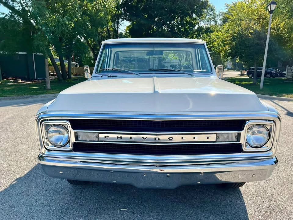 Selling a beautiful 1970 Chevy C10 true short bed pick - Image 8