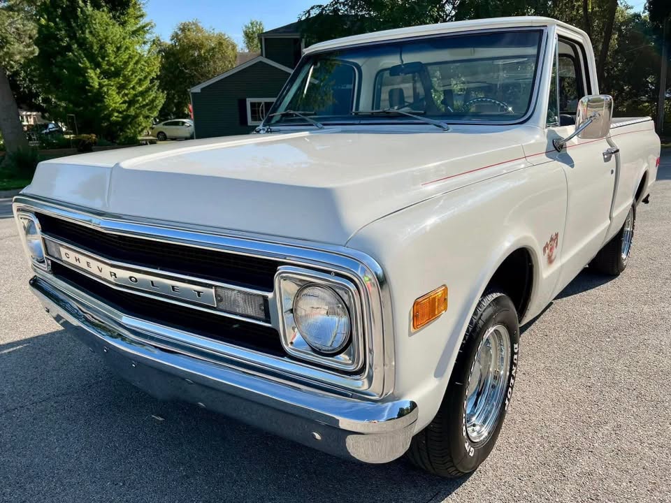 Selling a beautiful 1970 Chevy C10 true short bed pick - Image 9