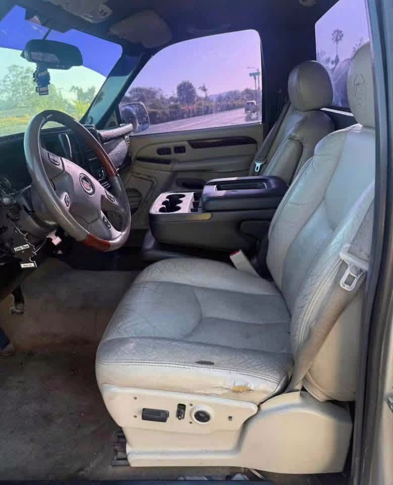 2005 Chevrolet Silverado - Image 11